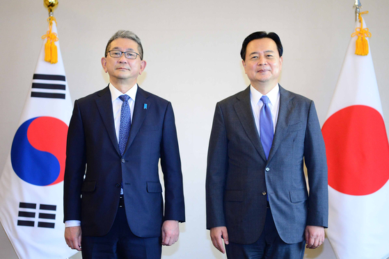Korea's First Vice Foreign Minister Cho Hyun-dong, right, and Japan's Vice Foreign Minister Takeo Mori, left, during a meeting in Seoul on June 8. [YONHAP]