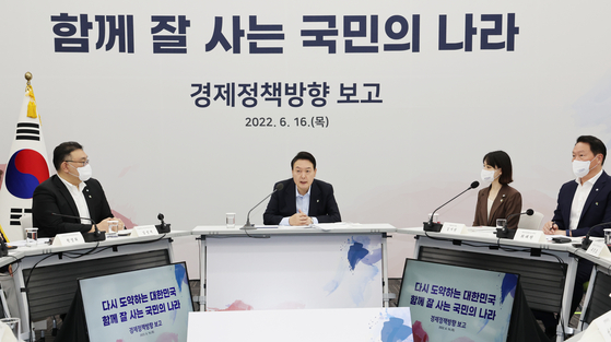 President Yoon Suk-yeol, center, being briefed on the government’s economic plan at the Business Growth Center in Pangyo Techno Valley, Gyeonggi, on Thursday. Those attending included Finance Minister and Economics Deputy Prime Minister Choo Kyung-ho. economics secretary Choi Sang-mok and SK Group chairman and Korea Chamber of Commerce and Industry chairman Chey Tae-won. [YONHAP]