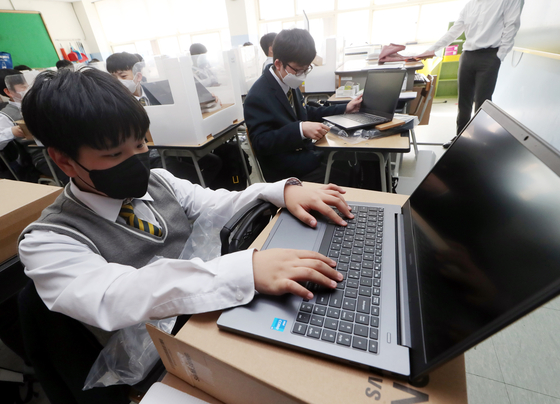 A student uses a laptop rented by the regional education office for free at school in Namdong District, eastern Incheon. Personal computer sales in the education sector jumped sharply last year due to digital transformation accelerated by the pandemic and the resulting increase of online lectures. [YONHAP]