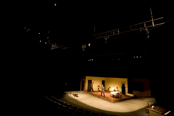 Dentro del teatro Lee Haelang de la universidad, donde los estudiantes y otros artistas profesionales montan sus actuaciones en el escenario. [DONGGUK UNIVERSITY]