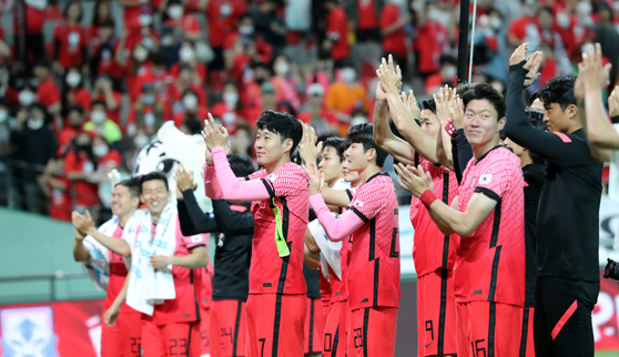 The Korean national football team applaud the fans after beating Egypt 4-1 in a friendly at Seoul World Cup Stadium in Mapo District, western Seoul on June 14. [NEWS1]