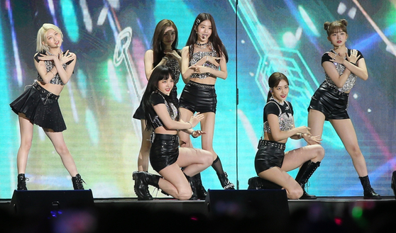 Girl group IVE performs at the 28th Dream Concert held on June 18 at the Seoul Olympic Stadium in Jamsil, southern Seoul. [KOREA ENTERTAINMENT PRODUCERS' ASSOCIATION]