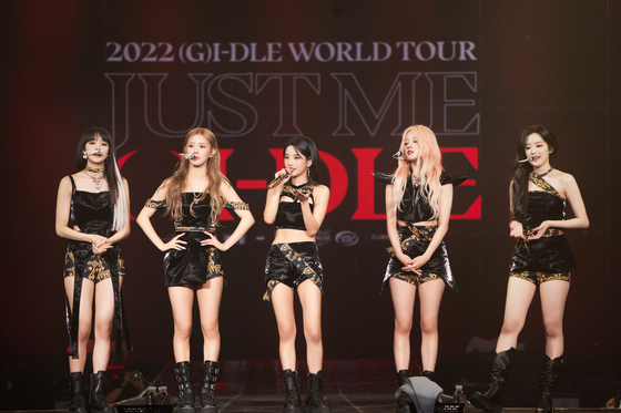 (G)I-DLE talks to the audience during its Seoul concert on June 17. [CUBE ENTERTAINMENT]