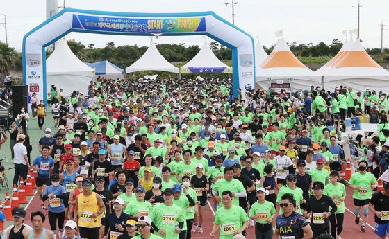 Participants start the Jeju International Tourism Marathon on the southern island of Jeju on Sunday. The event was held full-fledged this year after being suspended for two years due to the Covid-19 pandemic. [YONHAP]