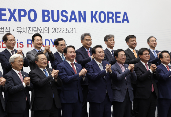 From left in first row: Samsung Electronics Corporate Communications President Rhee In-yong, Korea International Trade Association Chairman Koo Ja-yeol, SK Group and Korea Chamber of Commerce and Industry Chairman Chey Tae-won and President Yoon Suk-yeol pose for a photo on May 31, when a private sector-led committee bidding to host the World Expo 2030 was launched. [JOINT PRESS CORPS]
