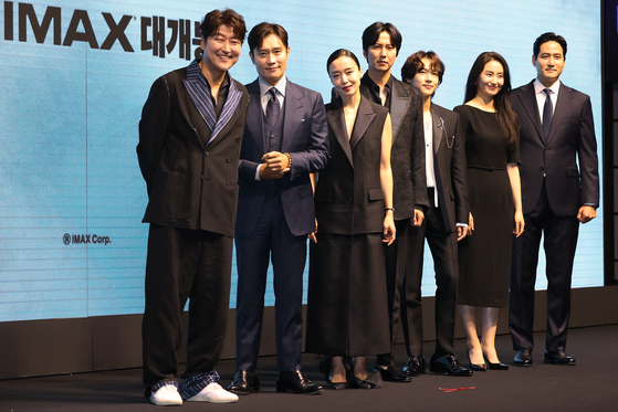 From left, actors Song Kang-ho, Lee Byung-hun, Jeon Do-yeon, Kim Nam-gil,Yim Si-wan, Kim So-jin and Park Hae-jun pose for phots during the press conference for the upcoming air disaster film "Emergency Declaration" at the Westin Josun Seoul at Jongno District, central Seoul, on Monday. [YONHAP]
