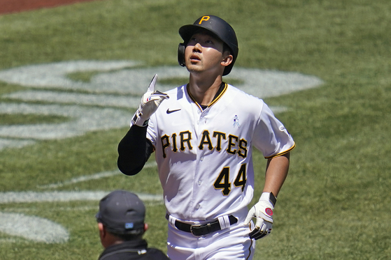 Park Hoy-jun of the Pittsburgh Pirates crosses home plate after hitting his first home run of the 2022 MLB season off San Francisco Giants starting pitcher Alex Cobb during the third inning of a game in Pittsburgh on Sunday. [AP/YONHAP]
