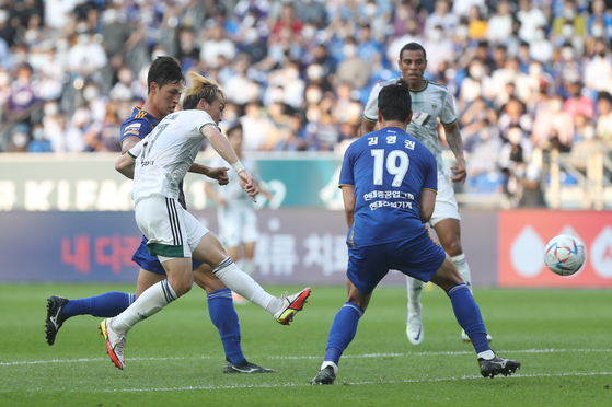 Jun Amano of Jeonbuk Hyundai, second from left, scores the Jeonbuk's third goal of the match against Ulsan Hyundai at Munsu Football Stadium in Ulsan on Sunday. [YONHAP]