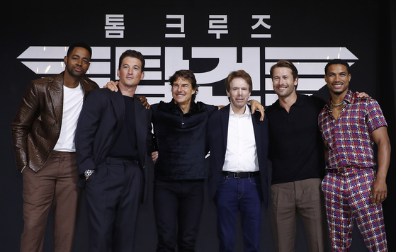 From left, actors Jay Ellis, Miles Teller, Tom Cruise, producer Jerry Bruckheimer, actors Glen Powell and Greg Tarzan Davis pose for a photo at a press event for their film "Top Gun: Maverick" at Lotte Hotel World in Jamsil, southern Seoul, on Monday. [NEWS1]
