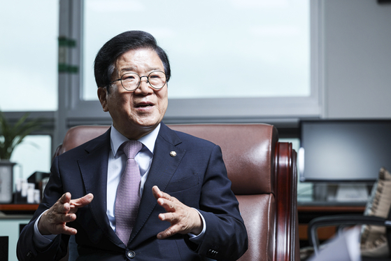 Former National Assembly Speaker Park Byeong-seug sits for an interview with the JoongAng Ilbo at his office at the National Assembly in Yeouido, western Seoul, Wednesday. [KIM KYUNG-ROK]