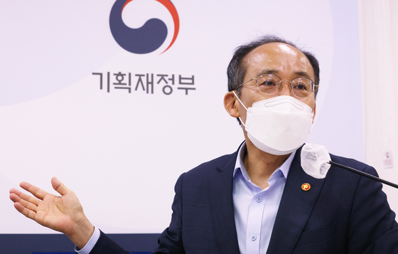 Finance Minister Choo Kyung-ho explains on the electricity bill situatoin at a press meeting on Monday at Sejong. [YONHAP]