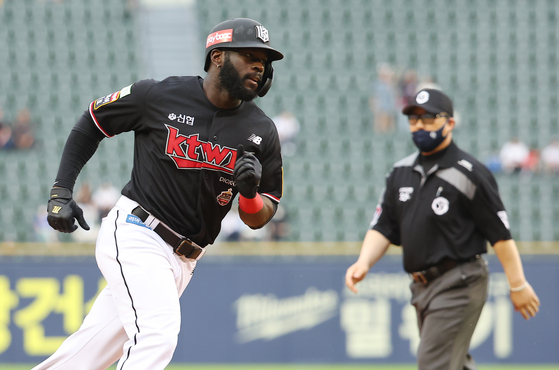KT Wiz outfielder Anthony Alford rounds the bases after hitting his first KBO home run against the Doosan Bears at Jamsil Baseball Stadium in southern Seoul on Sunday. Alford debuted with the Wiz on June 14. [YONHAP]