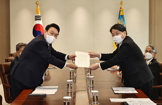 President Yoon Suk-yeol, left, receives a congratulatory letter from Japanese Prime Minister Fumio Kishida through Tokyo’s Foreign Minister Yoshimasa Hayashi at the presidential office in Seoul on May 10. [YONHAP]