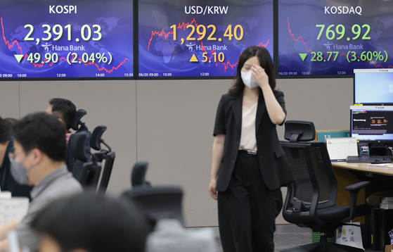 Electronic display boards at Hana Bank in central Seoul show indexes in Korea on Monday. [YONHAP]