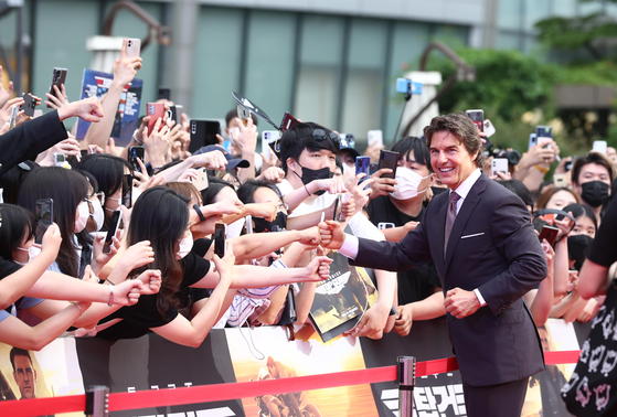 Cruise greets the fans at the red carpet event at the Lotte World Tower in Jamsil, southern Seoul, Sunday. [YONHAP]