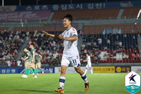 Suwon FC's Lee Seung-woo celebrates scoring the sole goal at a match between Suwon FC and Gimcheon Sangmu on Friday at Gimcheon Sports Complex in Gimcheon, north Gyeongsang. [KLEAGUE]