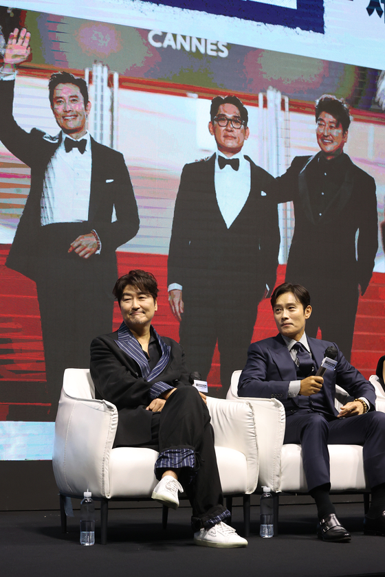 From left, Song Kang-ho and Lee Byung-hun speak about their experience at the 74th Cannes Film Festival during the press conference for the upcoming air disaster film "Emergency Declaration" at Westin Josun Seoul at Jongno District, central Seoul, on Monday. [YONHAP]