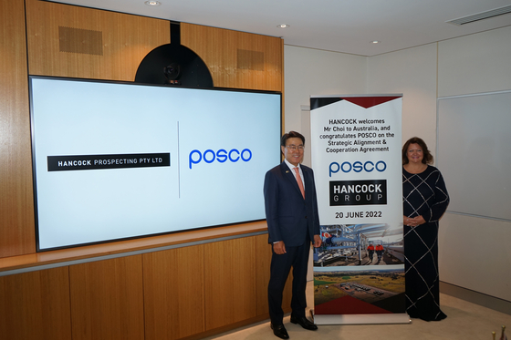 Posco Hodlings Chairman Choi Jeong-woo, left, with Hancock Chairwoman Gina Rinehart, right, at the Hancock offices in Perth, Australia, on Monday. [POSCO]