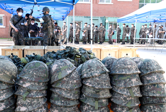 Rifles are distributed to reserve forces at an Army unit in Chuncheon, Gangwon, on Tuesday, as annual field training for reservists resumed after being suspended for two years due to the Covid-19 pandemic. [YONHAP]