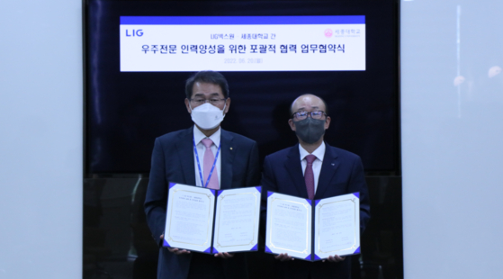 From left, Sejong University president Bae Deg-hyo, left, and LIG Nex1 CEO Kim Ji-chan pose after signing a memorandum of understanding at the LIG Nex1 R&D center in Pangyo, Gyeonggi, on Monday. The leading Korean university and the leading Korean company in aerospace and defense signed an agreement to development of new space technologies and educate and train talents. This includes joint research and development and student intern programs. “We will do our best to establish the foundation on space operation including satellite synthetic aperture radar, satellite navigation and space surveillance, and train talents necessary for the national space development plan,” said Kim. “Together with the professor and the research infrastructure at Sejong University, we hope to contribute to strengthening the development of future space national defense and the vitalization of the space industry ecosystem.”  [LIG NEX1] 