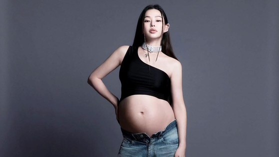 Actor Lee Ha-nee's maternity photoshoot with Vogue Korea. [JOONGANG ILBO]