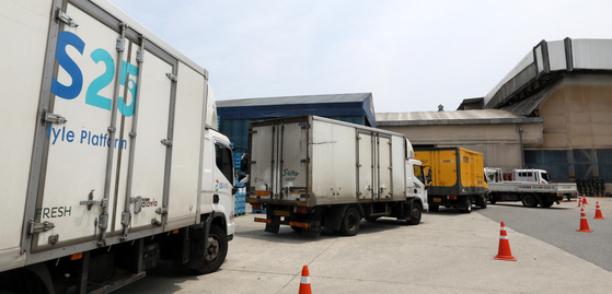 Trucks that make deliveries for convenience stores such as GS25 and Emart24 enter the HiteJinro factory in Icheon, Gyeonggi, on June 12, to get soju, as the truckers originally contracted to make the deliveries went on strike and refused to make shipments. [NEWS1]