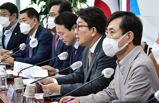 Rep. Kweon Seong-dong, floor leader of the ruling People Power Party, holds a meeting launching a task force to reveal the truth behind the death of a fisheries official in 2020 at the National Assembly in Yeouido, western Seoul, Tuesday. [JOINT PRESS CORPS]