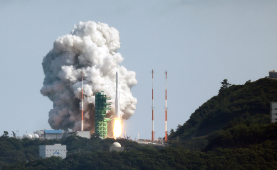 The Korea Space Launch Vehicle (KSLV-II), or Nuri, launched from the Naro Space Center in Goheung County in South Jeolla at 4 p.m., Tuesday. [YONHAP]
