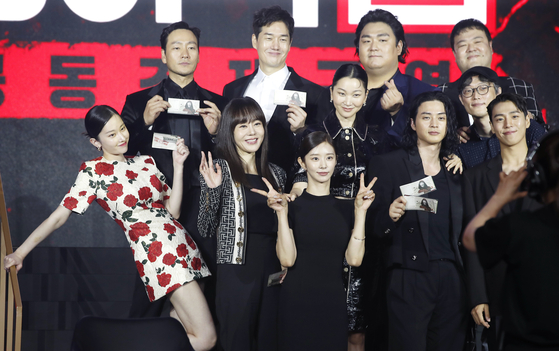 The cast of Netflix Korea’s highly-anticipated heist crime drama series “Money Heist: Korea – Joint Economic Area” including actors Yoo Ji-tae, Kim Yun-jin, Park Hae-soo, Jun Jong-seo and Park Myung-hoon pose for the camera with fake bills from the series at the press event at Coex in southern Seoul on Wednesday. The series is a remake based on the globally popular Spanish drama series “Money Heist.” Set in the same fictional universe as the original series, a group of thieves with different personalities and abilities work together to pull off a heist under the guidance of an ingenious criminal mastermind, “The Professor.” Season 1 of the series releases on the streaming platform on Friday. [NEWS1]