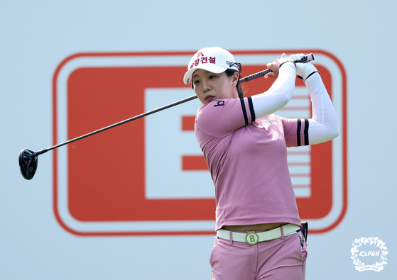 Im Jin-hee tees off on the 12th hole during the second round of the 10th E1 Charity Open at South Springs country club in Icheon, Gyeonggi on May 28. [KLPGA]