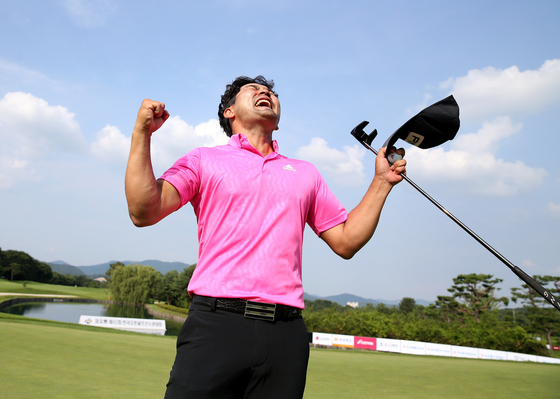 Lee Jun-seok reacts after sinking his birdie putt to win his first-ever trophy and national title at the Kolon Korea Open Golf Championship on June 27, 2021 at the Woo Jeong Hills Country Club in Cheonan, South Chungcheong. [KOLON KOREA OPEN ORGANIZING COMMITTEE]