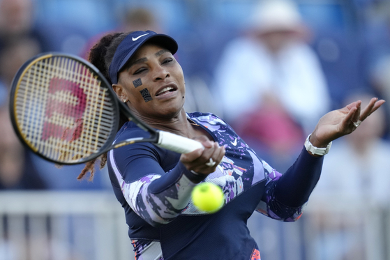 Serena Williams of the United States returns the ball during her quarterfinal doubles tennis match with Ons Jabeur of Tunisia against Shuko Aoyama of Japan and Hao-Ching of Taiwan at the Eastbourne International tennis tournament in Eastbourne on Wednesday. [AP/YONHAP]