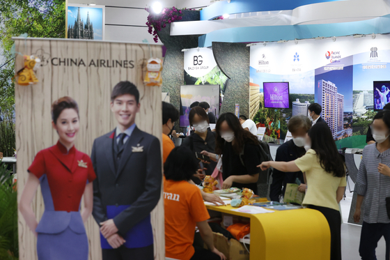 Visitors browse booths at the Seoul International Travel Fair 2022 held at Coex in Gangnam District, southern Seoul, on Thursday. [YONHAP]