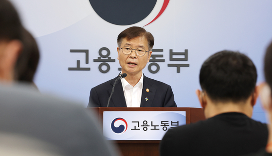 Labor Minister Lee Jeong-shik annoucnes labor reform plan at the government complex in Sejong on Thursday. [YONHAP] 