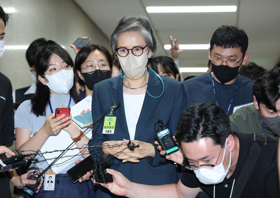 Lee Yang-hee, chair of the People Power Party's ethics committee, answers reporters' questions on the committee’s deliberations over sexual bribery allegations against PPP Chairman Lee Jun-seok at the National Assembly in Yeouido, western Seoul, Wednesday. [JOINT PRESS CORPS]