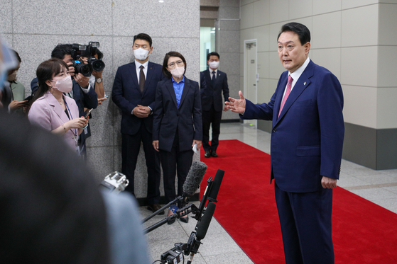 President Yoon Suk-yeol answers questions related to BTS's alternative military service on his way to work on Thursday in Yongsan District, central Seoul. [NEWS1]