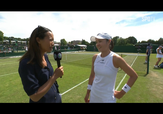 Jang Su-jeong, right, answers questions during a post-match interview after beating Veronica Cepede Royg of Paraguay on Tuesday at Roehampton Court at the All England Lawn Tennis and Croquet Club in London. [SCREEN CAPTURE]