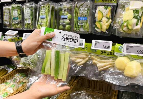 Small-packaged green onions are on display at Homeplus. [HOMEPLUS]
