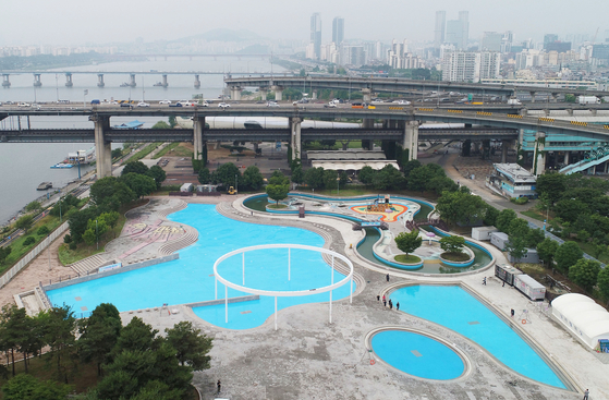 An outdoor pool is shown along the Han River in Ttukseom, eastern Seoul, on Thursday, ahead of its opening on Friday. All outdoor pools on the banks of the Han River will open to the public from Friday through Aug. 21. [YONHAP]