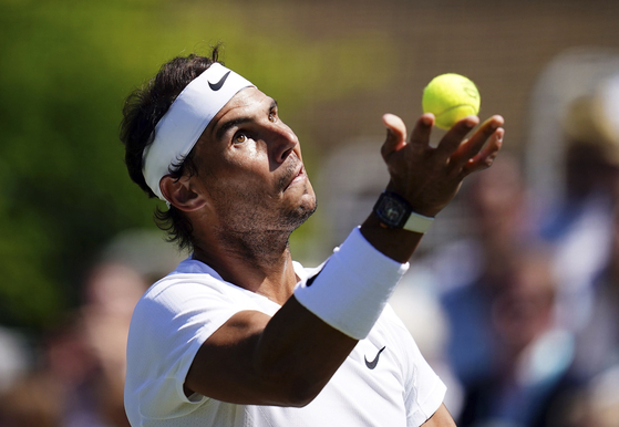 Španiel Rafael Nadal v stredajšom zápase dvojhry na ATP EXHO proti Stanovi Wawrinkovi v druhý deň turnaja Giorgio Armani Tennis Classic v Harlingham Tennis Club v anglickom Brightone. [AP/YONHAP]