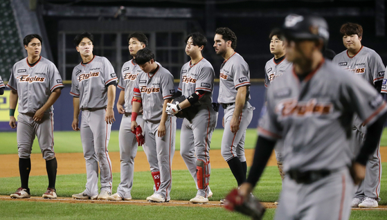 The Hanwha Eagles leave the field after losing to the LG Twins at Jamsil Baseball Stadium in southern Seoul on Tuesday. [NEWS1]
