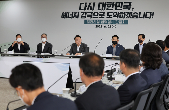 President Yoon Suk-yeol attends a meeting with nuclear energy industry officials, including Doosan Enerbility CEO Park Gee-won, second from left, at the company's office in Changwon, South Gyeongsang on Wednseday. [YONHAP] 