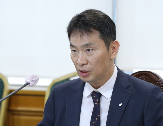 Financial Supervisory Service Governor Lee Bok-hyun speaks at a meeting with bank chiefs in central Seoul on Monday. [NEWS1]