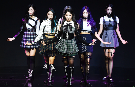 Girl group Lapillus performs its debut song “Hit Ya!” during the showcase. [MLD ENTERTAINMENT]