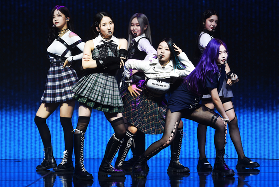 Girl group Lapillus performs its debut song “Hit Ya!” during the showcase. [MLD ENTERTAINMENT]