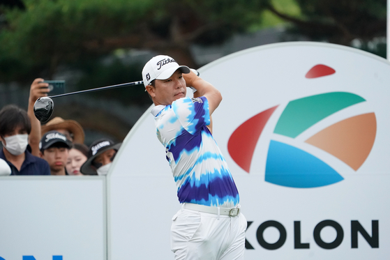 Cho Min-gyu tees off on the first hole during the final round of the Kolon Korea Open Golf Championship at Woo Jeong Hills Country Club in Cheonan, South Chungcheong on Sunday. [KOLON KOREA OPEN ORGANIZING COMMITTEE]