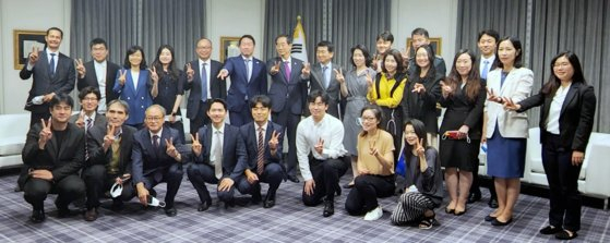 Korean Chamber of Commerce and Industry Chairman Chey Tae-won and Prime Minister Han Duck-soo take a commemorative photo with embassy staff and Busan World Expo Bidding Committee staff at the Intercontinental Hotel in Paris, France on Wednesday. [KOREA CHAMBER OF COMMERCE AND INDUSTRY]