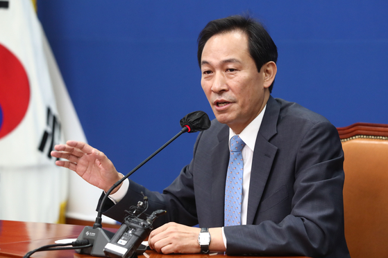 The Democratic Party's interim leader Woo Sang-ho speaks at a press conference at the National Assembly on Sunday. [YONHAP]