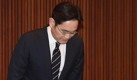 Samsung Electronics Vice Chairman Lee Jae-yong apologizes over his wrongdoings in 2020 during a press conference held at the company's office in southern Seoul. [JOONGANG PHOTO]