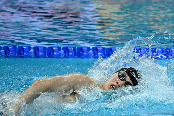 Hwang Sun-woo competes during the men's 800-meter freestyle relay heat race during the Budapest 2022 World Aquatics Championships at Duna Arena in Budapest on Thursday. [AFP/YONHAP]